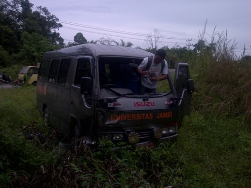 Ini dia mobil dinas milik Unja rusak parah usai menabrak warga di Pemayung