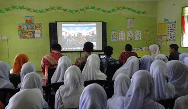 Mendikbud Anies Baswedan menyapa anak TKI di Tawau, Sabah Malaysia melalui skype, Sabtu (20/12). Foto: Dokumentasi Konsulat Jenderal RI Tawau