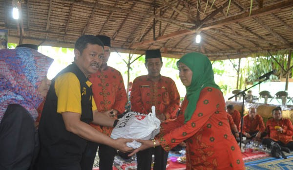 Penyerahan bantuan secara  simbolis dari tim Artha Graha Peduli kepada Menteri Sosial