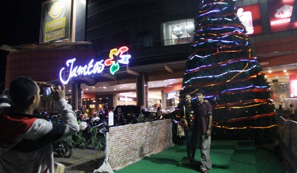 Pohon natal yang dipajang di halaman Jamtos