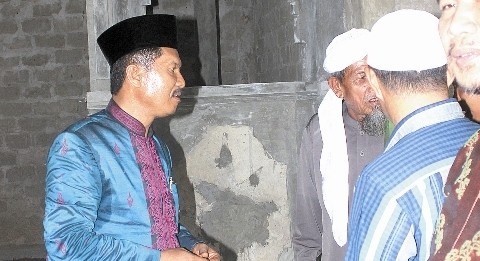    Mantan Bupati Merangin Nalim saat berkunjung ke salah satu desa di Merangin