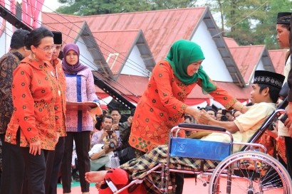 Muhammad Aswan saat menerima penghargaan dari Mensos RI Khofifah Indar Parawansa waktu pelaksanaan HKSN di Jambi 20 Desember lalu