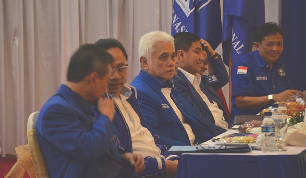 Hatta Radjasa, Zulkifli Hasan dan beberapa petinggi DPP serta petinggi DPW PAN Jambi dalam sebuah kesempatan.      