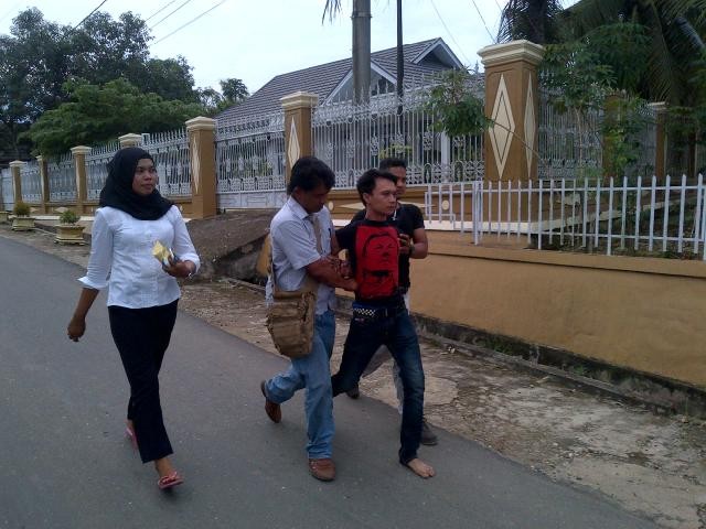 Rizky, tersangka kasus pencabulan saat diamankan oleh aparat Polres Merangin 