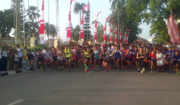 Lomba lari 10 Km yang di ikuti 2000 peserta
