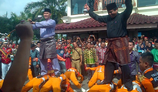 Gubernur dan Walikota Jadi Mayoret  Marching  Band  Pawai 