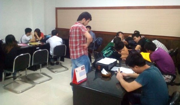 Warga Negara Asing (WNA) asal Tiongkok (Cina) saat diamankan oleh Polsek Jambi Selatan