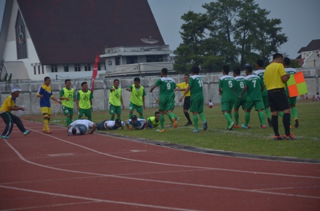 Pemain Kota Jambi melakukan selebrasi usai mengalahkan PS Kerinci pada pertandingan perdana