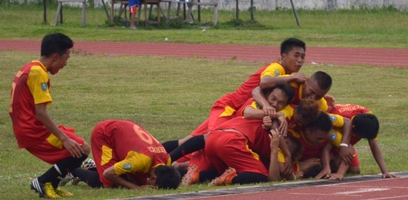Pemain PS Kerinci melakukan selebrasi usai mencetak gol ke gawang Tanjab Barat