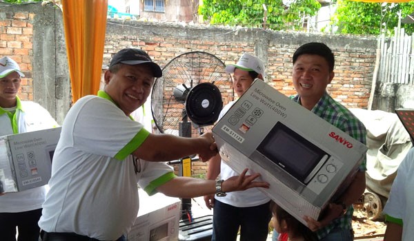 Zainul Arifin selaku Regional Business Manager BBI memberikan reward kepada Retailer bahan bangunan yang mencapai target performance di tahun 2014         