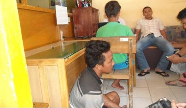 Tersangka saat diamankan di Polsek Muarabulian