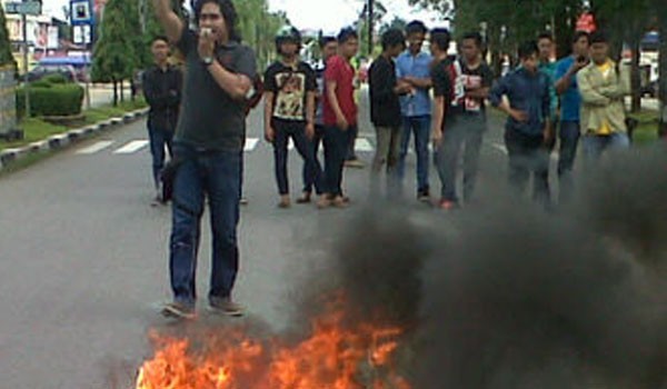 Puluhan massa yang tergabung dalam ikatan alumni STKIP kembali melakukan demonstrasi