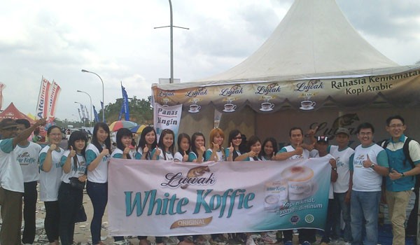 Roni Chandra, Marketing Manager Area Nasional Luwak White Koffie foto bersama dengan jajaran marketing            