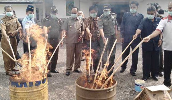 Kejari Muarabulian saat memusnahkan Narkotika