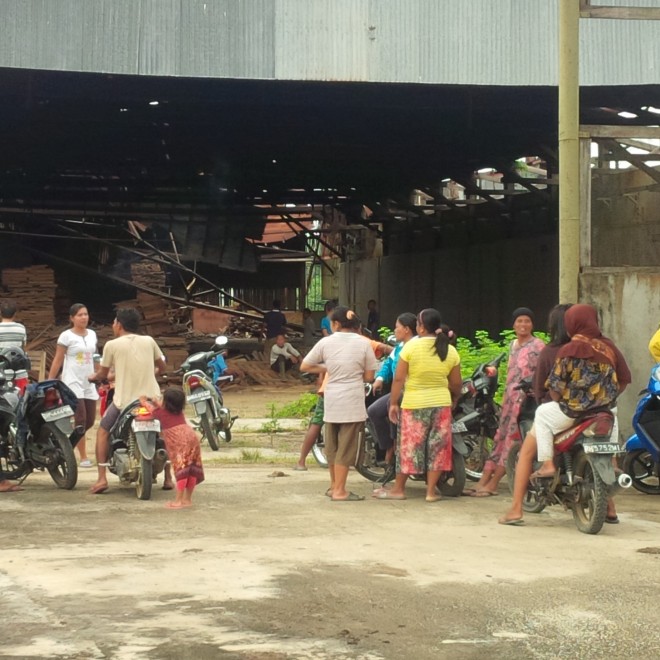 Warga mulai berdatangan untuk menyaksikan rekonstruksi pembunuhan Erik