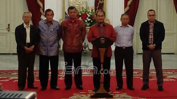 Jimly Assdhiqqie di Istana Merdeka bersama tim independen bentukan Presiden Joko Widodo, Minggu (25/1) malam. Foto Natalia Laurens/JPNN.com