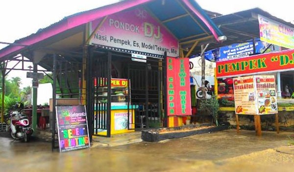 Pempek DJ yang beralamat di Jalan Agus Salim No.29 Kota Baru, Di Dekat Asrama Haji   