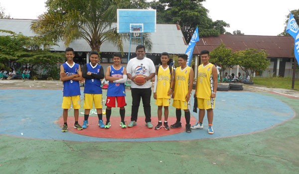 Dua tim 3 on 3 BasketBall Challenge bersama juri