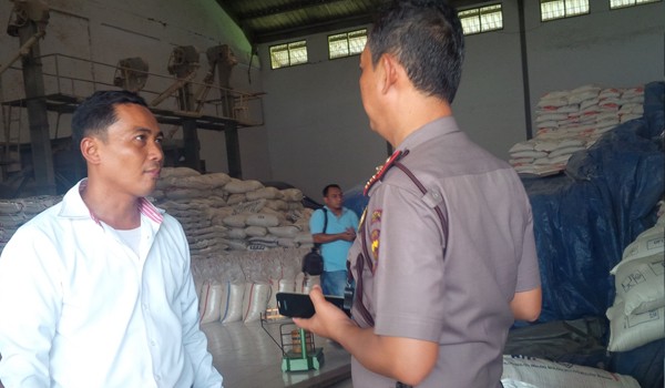 Pihak kepolisian yang melakukan pengerebekan digudang beras di RT 24, Kelurahan Payo Selincah, Jambi Timur, Kota Jambi
