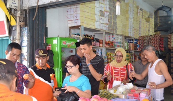 Bpom saat melakukan sidak apel yang mengandung bakteri