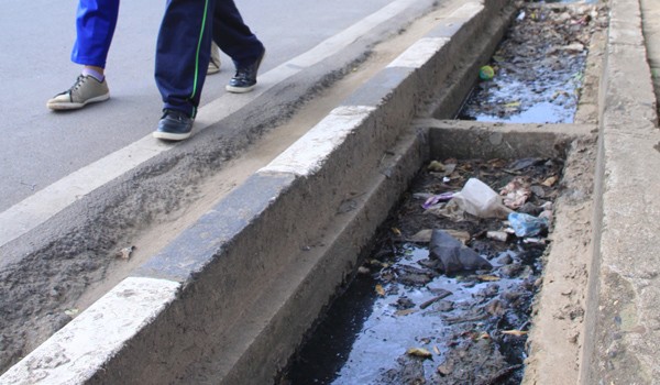 <b>Foto:</b>Drainase depan Panti Sosial Tresna Werdha, Pal V yang dipenuhi sampah