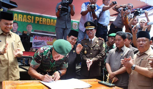 Pangdam II Sriwijaya, Mayjen TNI Iskandar M Sahil SE, saat ikut menandatangani kesepakatan perdamaian antara Desa Kumun dan Tanjung Pauh