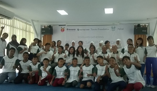 Penerima Beasiswa Sayap Garuda foto bersama dengan manajemen Tanoto Foundation   