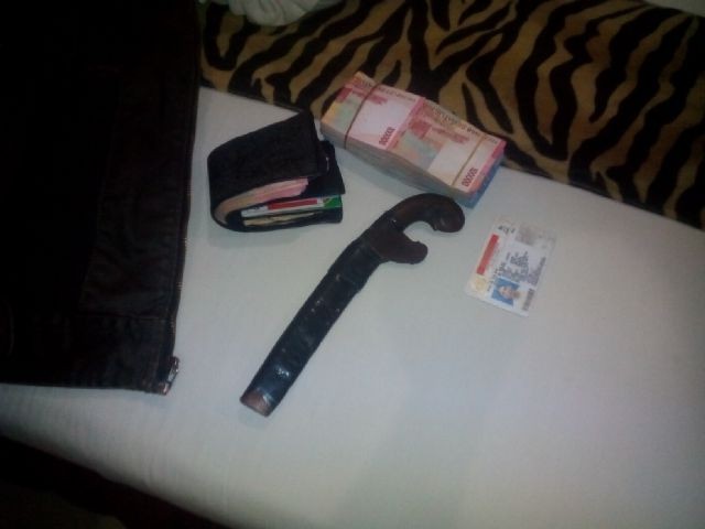 Uang dan Senjata Tajam yang ditemukan dalam kamar di hotel Lestari yang ditempati wanita muda putus sekolah