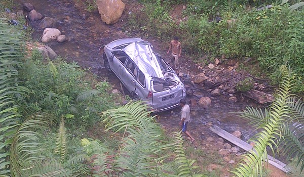 Kecelakaan tunggal yang dialami mobil Avanza masuk ke jurang di Desa Kalianggang 