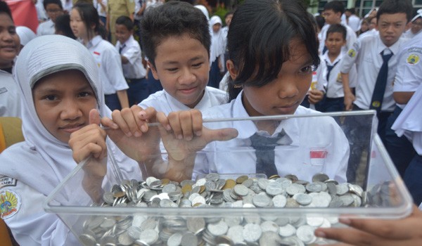 Siswa Siswi SMP N 1 Kota Jambi kumpulkan koin untuk Australia