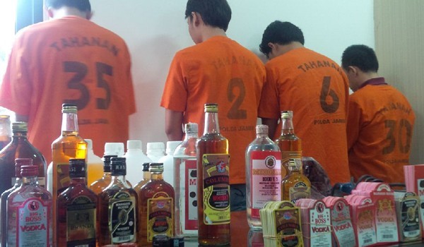 Pelaku dan barang bukti miras oplosan