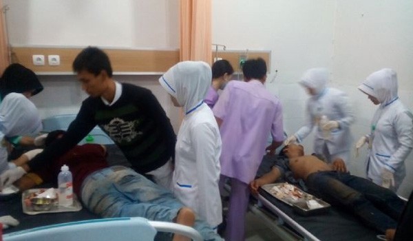 Tiga pelaku pencuri mobil yang mendapatkan perawatan medis setelah dihakimi massa