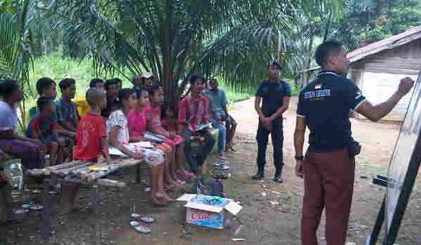 Anggota Brimob memberikan bantuan pembelajaran terhadap SAD