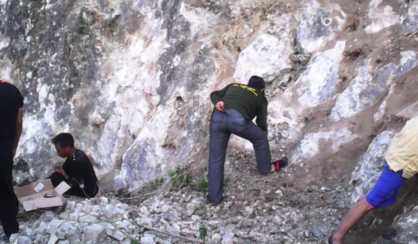 Warga yang sedang mencari batu giok kerinci