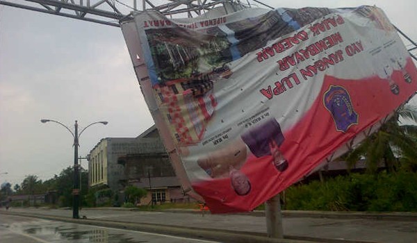 Banner berukuran 14 meter yang roboh