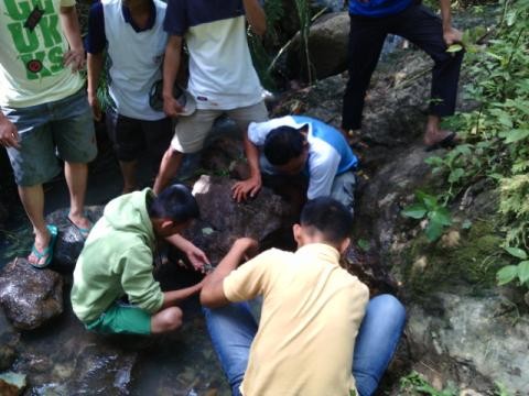 Warga memahat batu akik yang baru ditemukan di Desa Sungai Deras