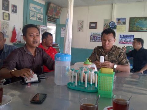 Ketua Aliansi Jurnalis Batanghari (AJB) Junaidi bersama Hasbi Ansori