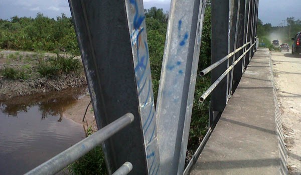 Besi jembatan yang sedikit demi sedikit diambilin orang yang bertanggung jawab 