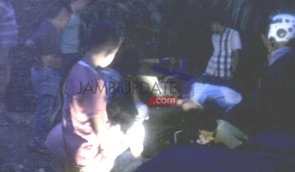 Warga yang melihat pelaku jambret masuk terowongan limbah