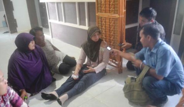 korban perampokan saat diwawancara sejumlah wartawan