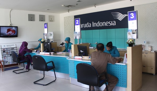Pengunjung membeli tiket Garuda Indonesia di komplek Ruko Abadi   