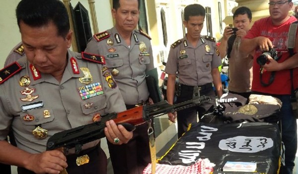 Atribut isis yang diamankan Polda Jambi