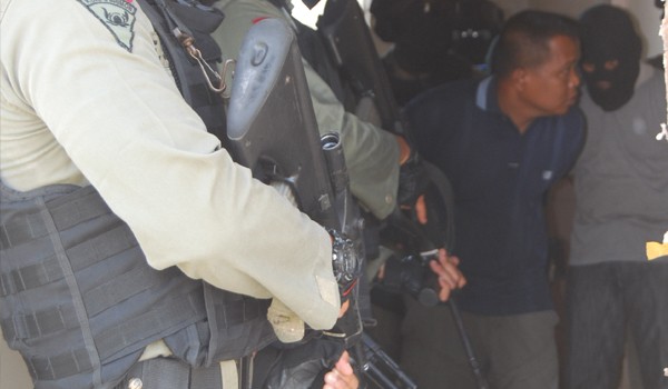 Silmulasi penyergapan Tim Gegana Brimob Polda Jambi