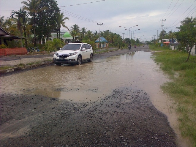 Kondisi jalur dua di Kualatungkal, Kabupaten Tanjab Barat yang sudah rusak parah