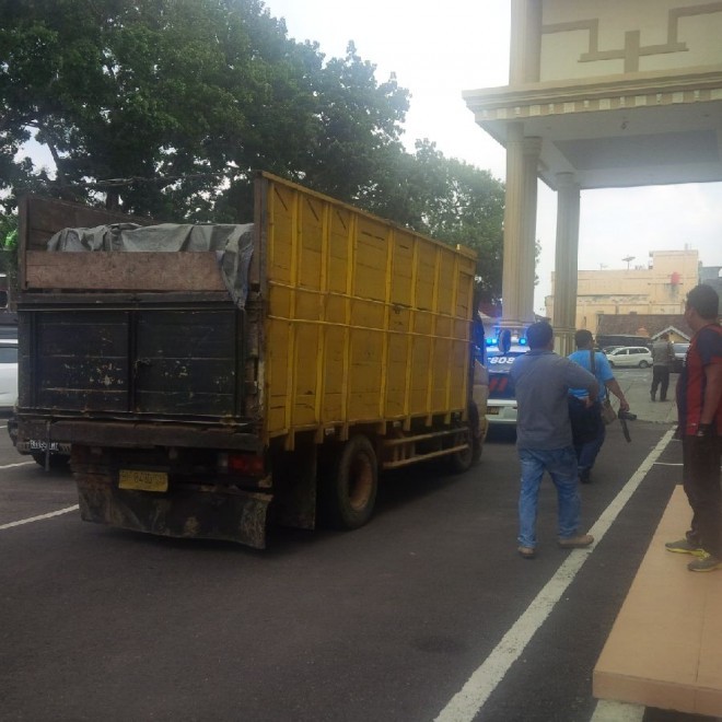 Barang bukti truk berisikan kayu olahan yang diamankan di Mapolda Jambi