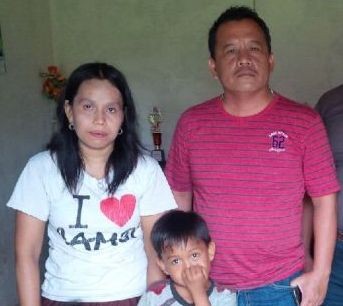 H Salam (baju merah) usai menyerahkan bantuan untuk Ferdi, bocah penderita jantung bocor. 