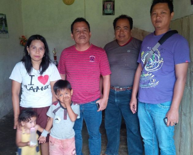 H Salam (baju merah) usai menyerahkan bantuan untuk Ferdi, bocah penderita jantung bocor. 