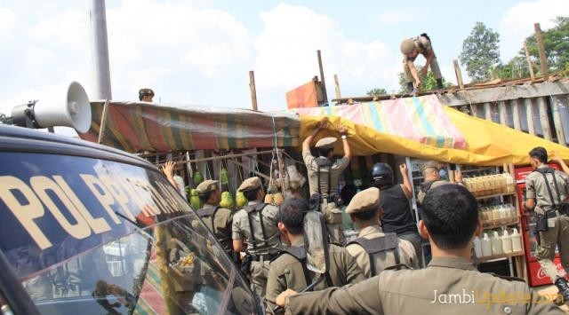 Penertiban PKL yang dilakukan oleh Satpol PP Kota Jambi beberapa waktu lalu