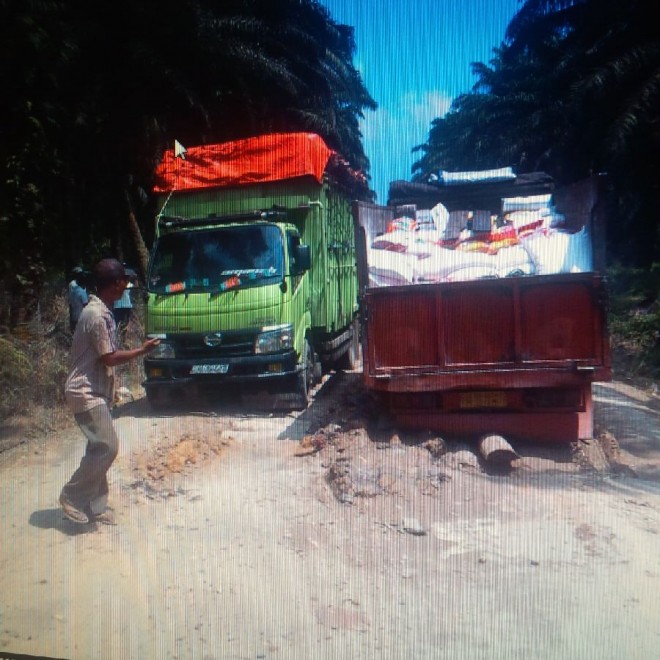 Imbas dari kondisi jalan yang buruk, truk pengangkut sembako terbenam.