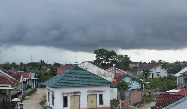 Tampak gelap langit di Kota Jambi